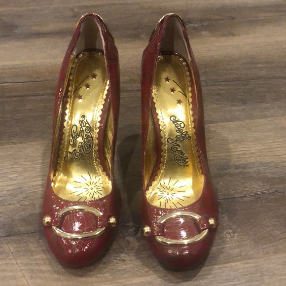 Fun red patent round toes shoes
